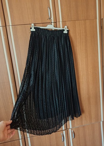 Siyah Piliseli Midi Etek