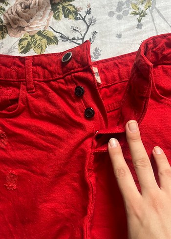 Stradivarius Düğmeli Kırmızı Mini Kot Şort