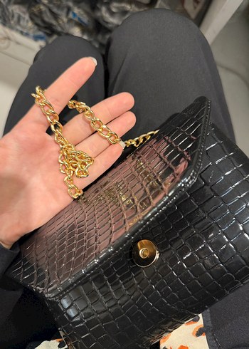 Zara Zincir Detaylı Siyah Yılan Derisi Desenli Deri Çanta