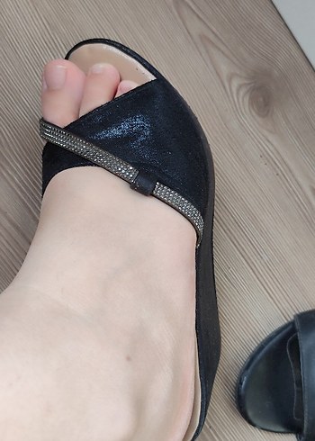 Siyah Parlak Dolgu Topuklu Kadın terlik