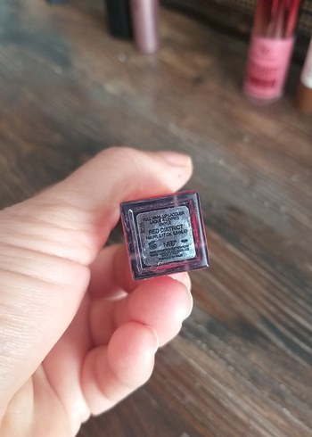 Koyu Kırmızı Sıvı Ruj Nars Red Dıstrıct - Görsel 2