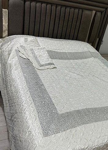Çift kişilik yatak örtüsü iki tane yastık 