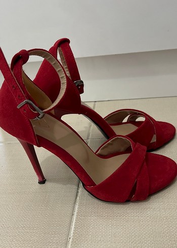 Kırmızı Süet Stiletto Tokalı Topuklu