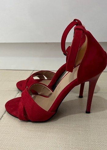 36 Beden Kırmızı Süet Stiletto Tokalı Topuklu