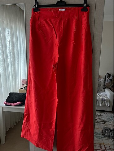 44 Beden kırmızı Renk BERSHKA pantolon