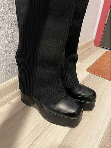 39 Beden siyah Renk Bershka Çizms