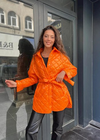 Stradivarius Parlak Turuncu Kapitone kemerli mont