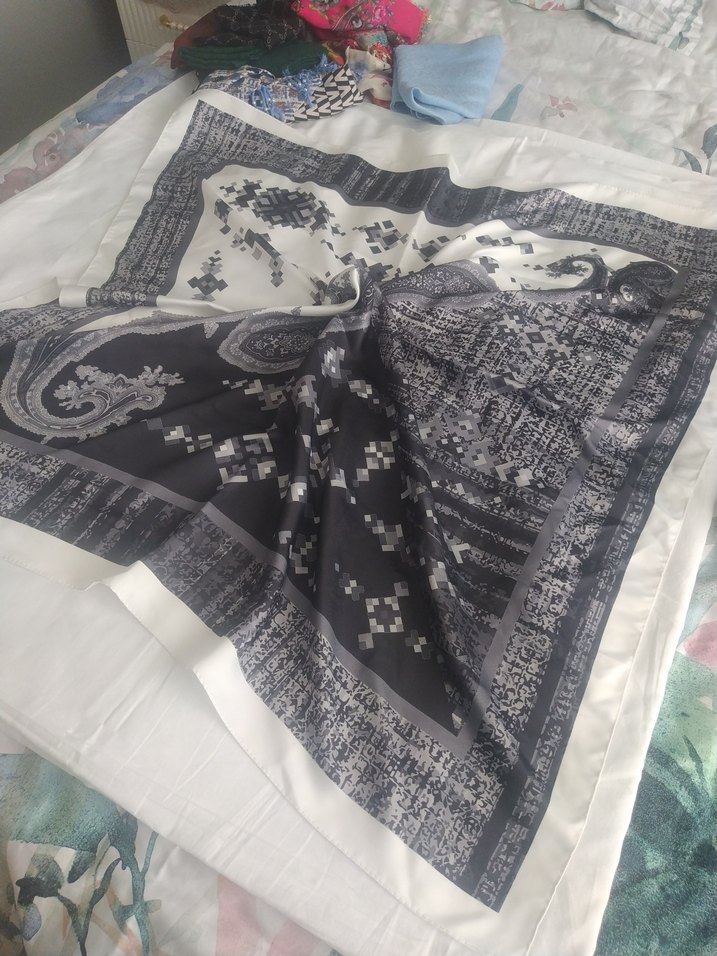 Bohem Gri-Beyaz Desenli Kadın eşarp - Görsel 2