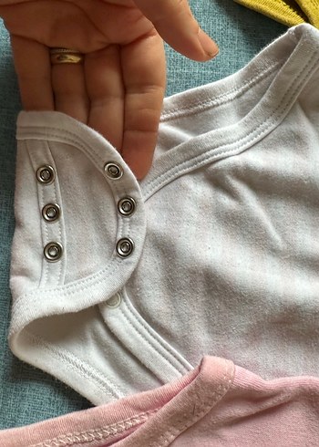 Beyaz V Yaka Kolsuz Bebek Kız Body - Görsel 3