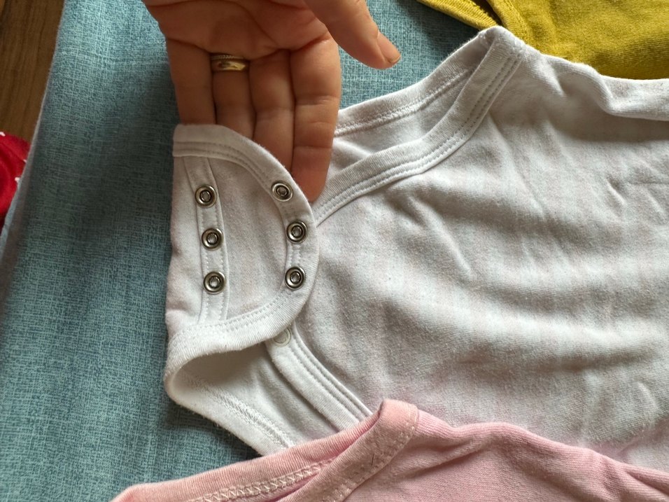 Beyaz V Yaka Kolsuz Bebek Kız Body - Görsel 3