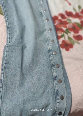 Düğmeli Mavi Batik Desenli Kadın Kot Pantolon - Görsel 3