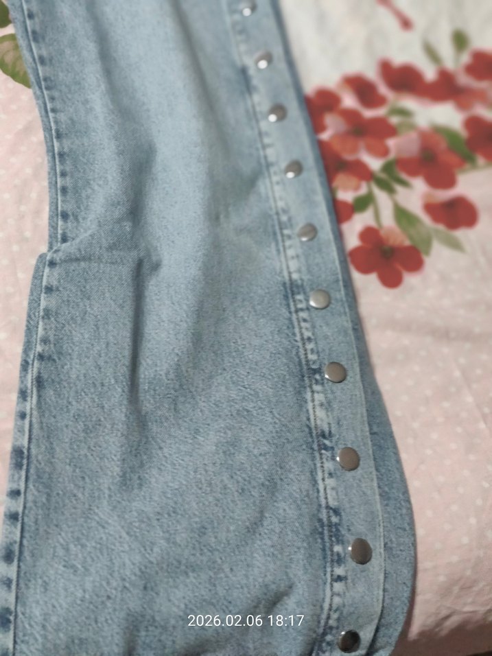 Düğmeli Mavi Batik Desenli Kadın Kot Pantolon - Görsel 3