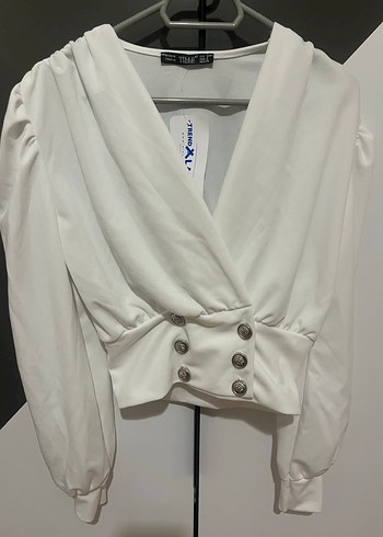 Düğmeli Beyaz V Yakalı Kadın Bluz - Görsel 3