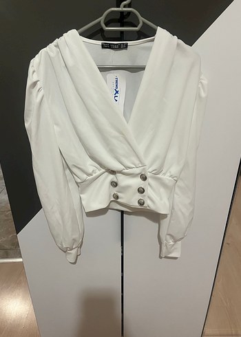 Düğmeli Beyaz V Yakalı Kadın Bluz - Görsel 2