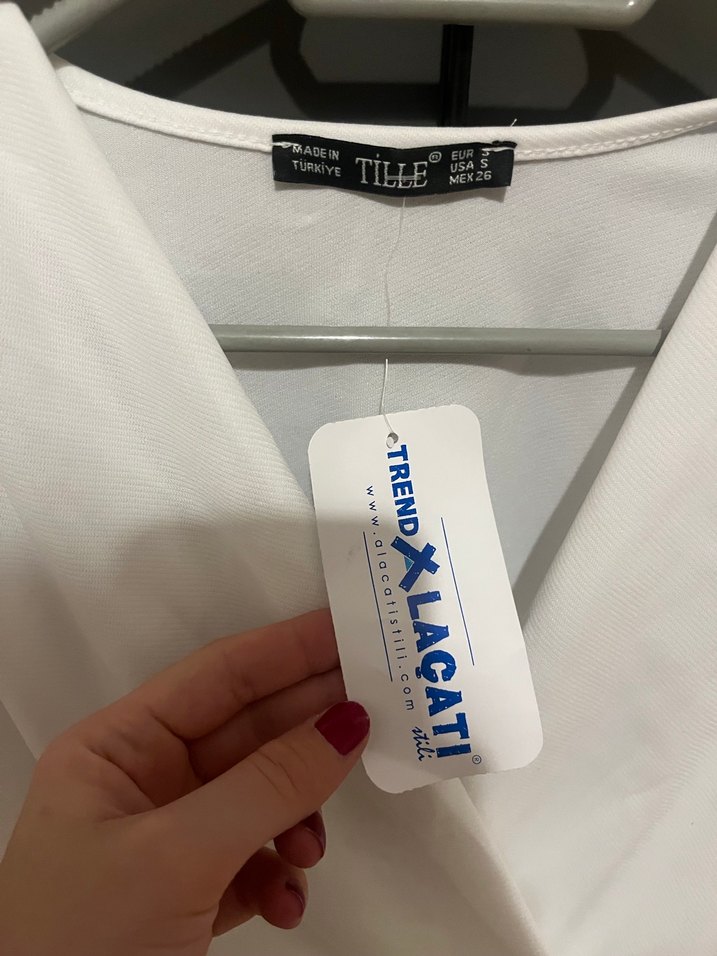 Düğmeli Beyaz V Yakalı Kadın Bluz - Görsel 4