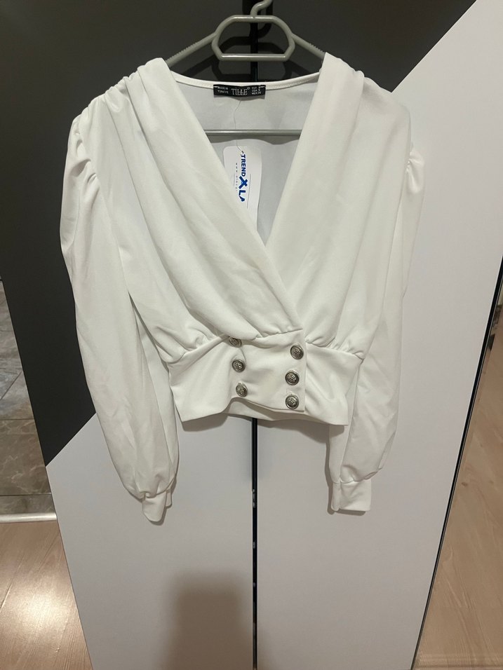 Düğmeli Beyaz V Yakalı Kadın Bluz - Görsel 2