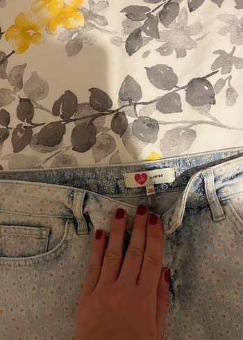 Gri Batik Desenli Kadın Mini Jean Şort - Görsel 3