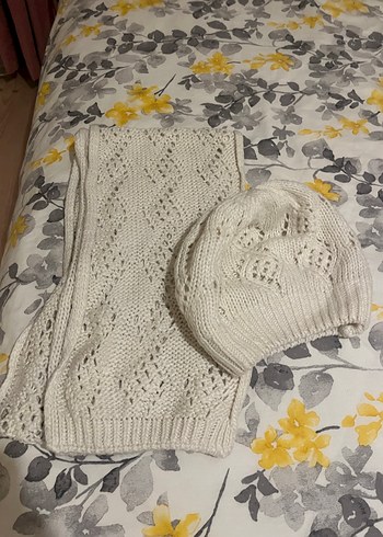 Beyaz Nakışlı Örgü Bere ve Atkı - Görsel 3