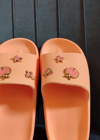 Crocs Nakışlı Tokalı Pembe Kadın Terlik