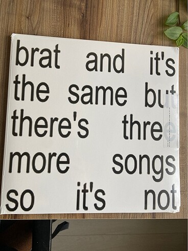 Charli xcx - brat and it?s the same? (Plak)