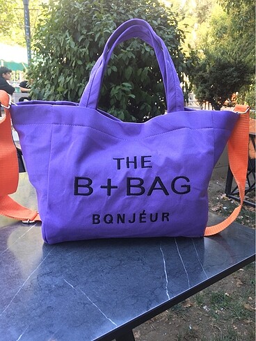 The tote bag el ve omuz çantası ayarlanabilir askıları mevcuttur