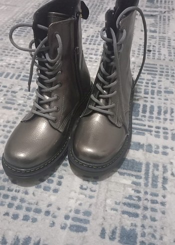 Gri Deri Goth Tarzı Kadın Bot