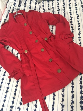 Kırmızı trenchcoat