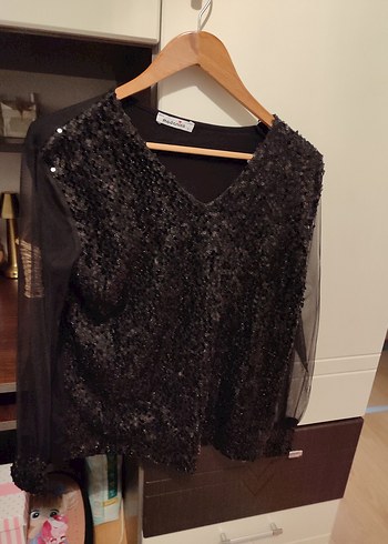 Siyah Dökümlü Uzun Kollu V Yaka Bluz - Görsel 2