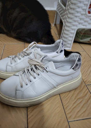 Gri Yılan Desenli Beyaz Bağcıklı Kadın Spor Ayakkabı - Görsel 3