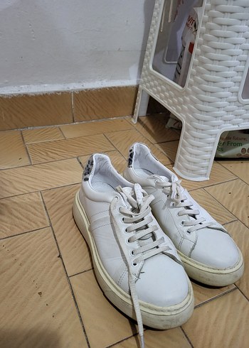 Gri Yılan Desenli Beyaz Bağcıklı Kadın Spor Ayakkabı - Görsel 5