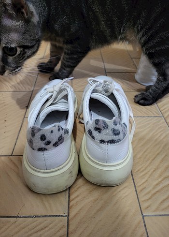 Gri Yılan Desenli Beyaz Bağcıklı Kadın Spor Ayakkabı - Görsel 2