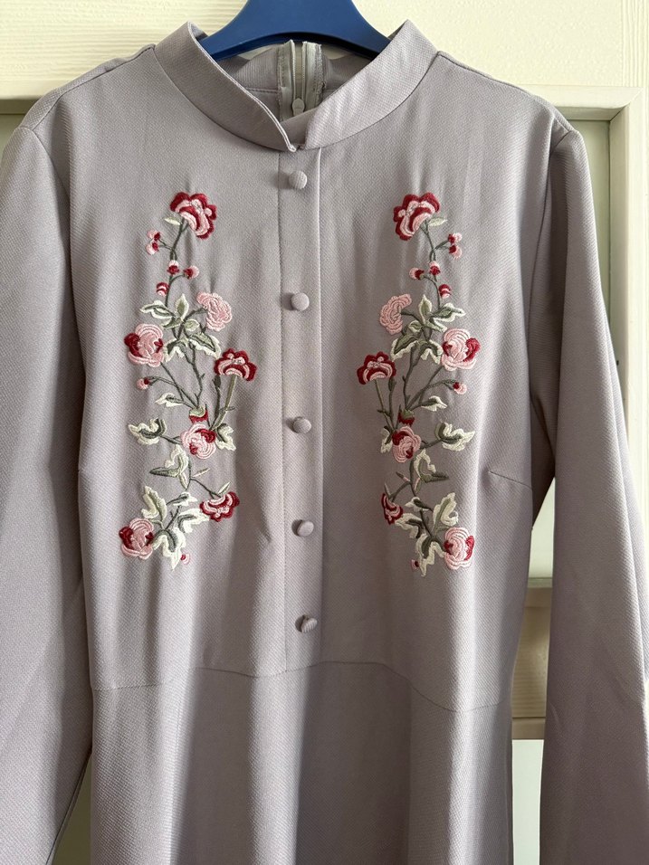 Nakışlı Uzun Kollu Düğmeli Uzun Elbise - Görsel 2