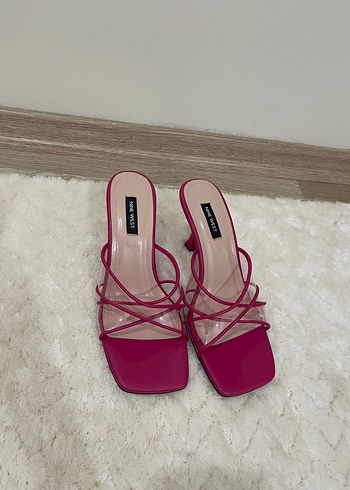 Pembe İnce Topuklu Minimalist Kadın Terlik
