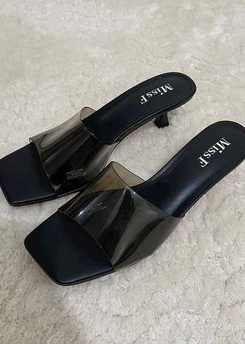 37 Beden Siyah Rugan Yılan Desenli Stiletto Terlik