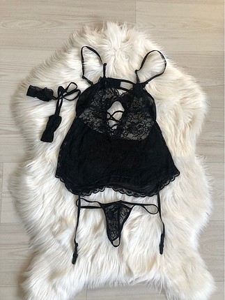 Dantelli babydoll iç çamaşırı/jartiyer takımı.