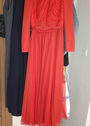 Parlak Kırmızı Drapeli Uzun abiye - Görsel 4