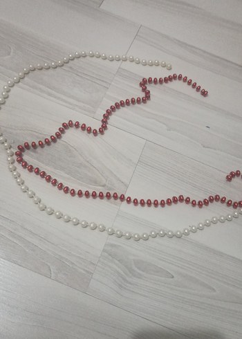 Diğer kırmızı ve beyaz inci görünümlü boncuk