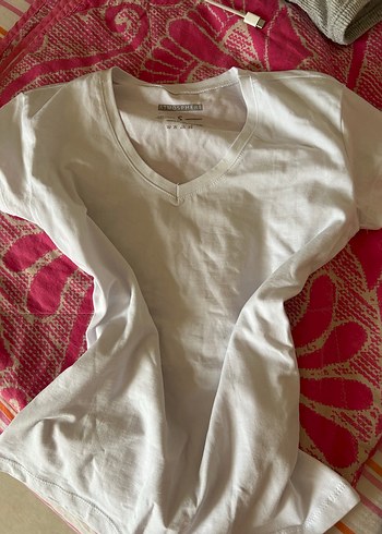 beyaz v kesim tshirt