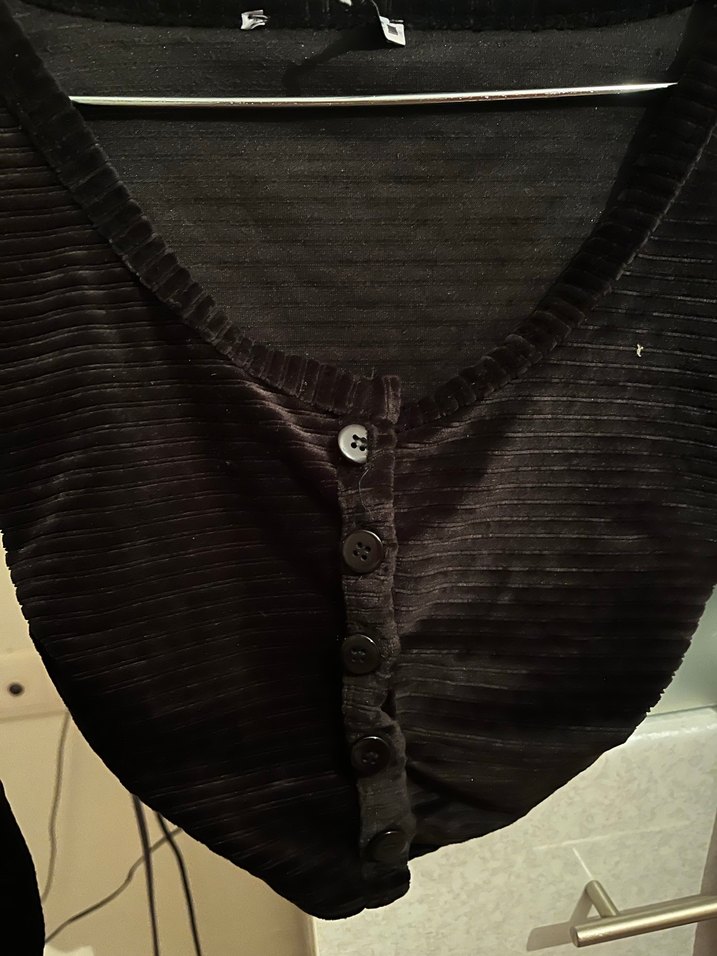 Düğmeli Siyah V Yaka Uzun Kollu hırka - Görsel 2