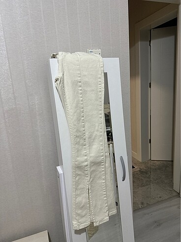 Krem pantolon yırtmaçlı