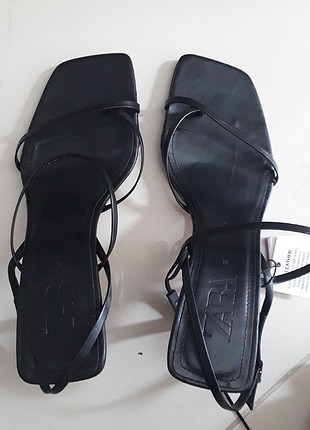 Yeni deri topuklu sandalet
