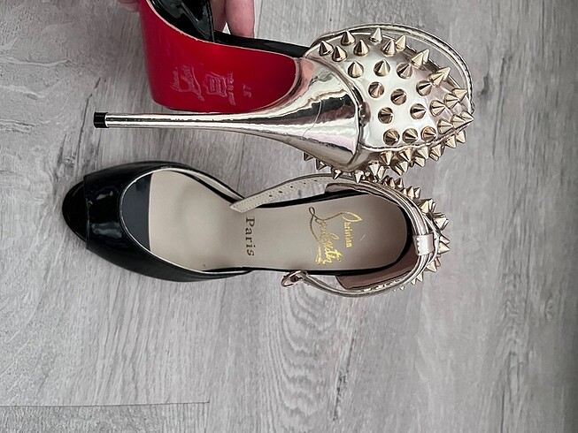 Christian Louboutin tek bant zimbali ince topuklu ayakkabi
