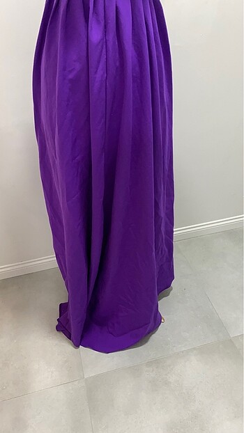 Mor yırtmaçlı abiye - Görsel 3