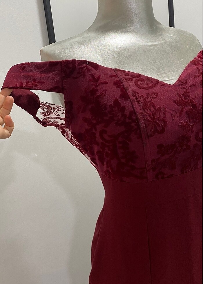 Bordo düşük omuz dantel kuyruklu abiye - Görsel 3