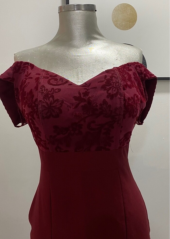 Bordo düşük omuz dantel kuyruklu abiye - Görsel 4