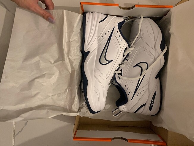 Nike monarch