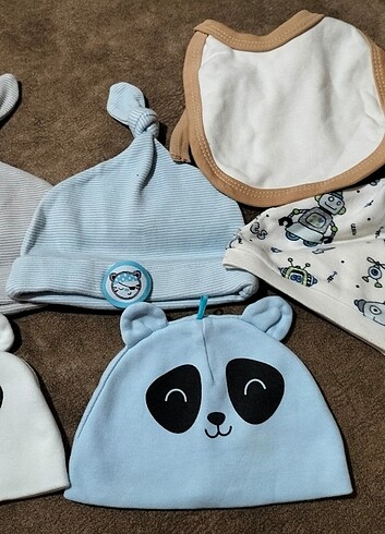 Yenidoğan Beden çeşitli Renk 5 adet bebek şapka ve 1 adet önlük 40 tl