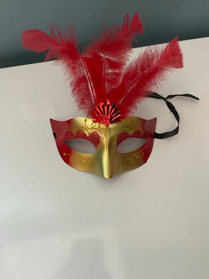 Kırmızı Altın Renkli Tüylü Kadın Maskesi - Görsel 2