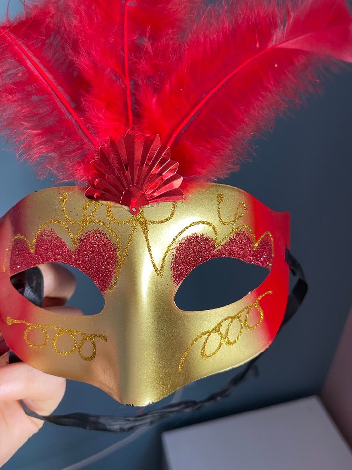 Kırmızı Altın Renkli Tüylü Kadın Maskesi - Görsel 4