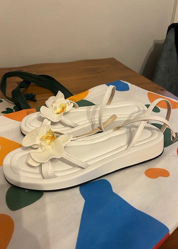 Çiçek Detaylı Beyaz Platform Topuklu Sandalet - Görsel 2